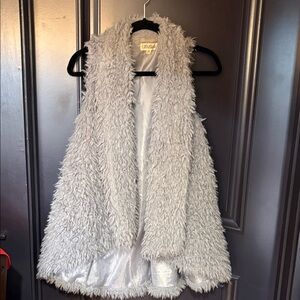 Listicle Soft Gray Faux Fur Accent